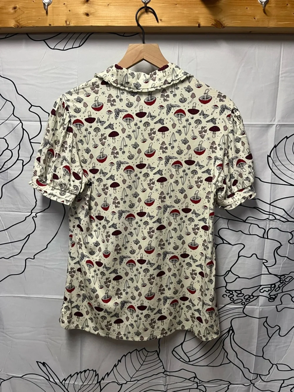 Hot Topic 97% Rayon Mushroom Print Short Sleeve Shirt - White/Red (294)
